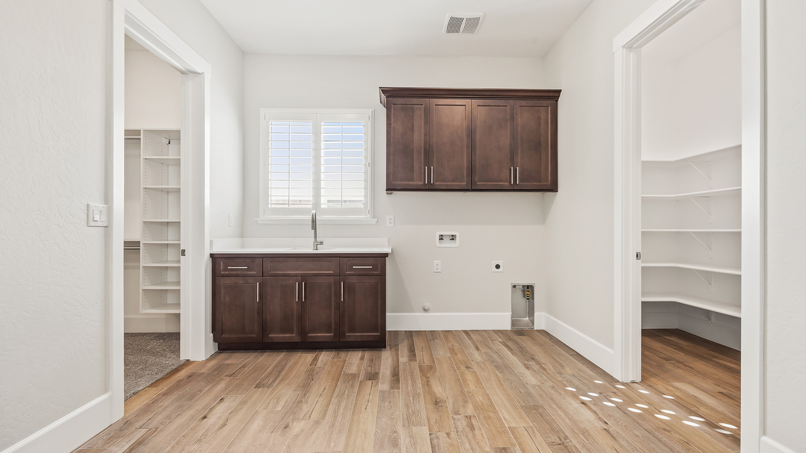 6389_lot40_laundryroom