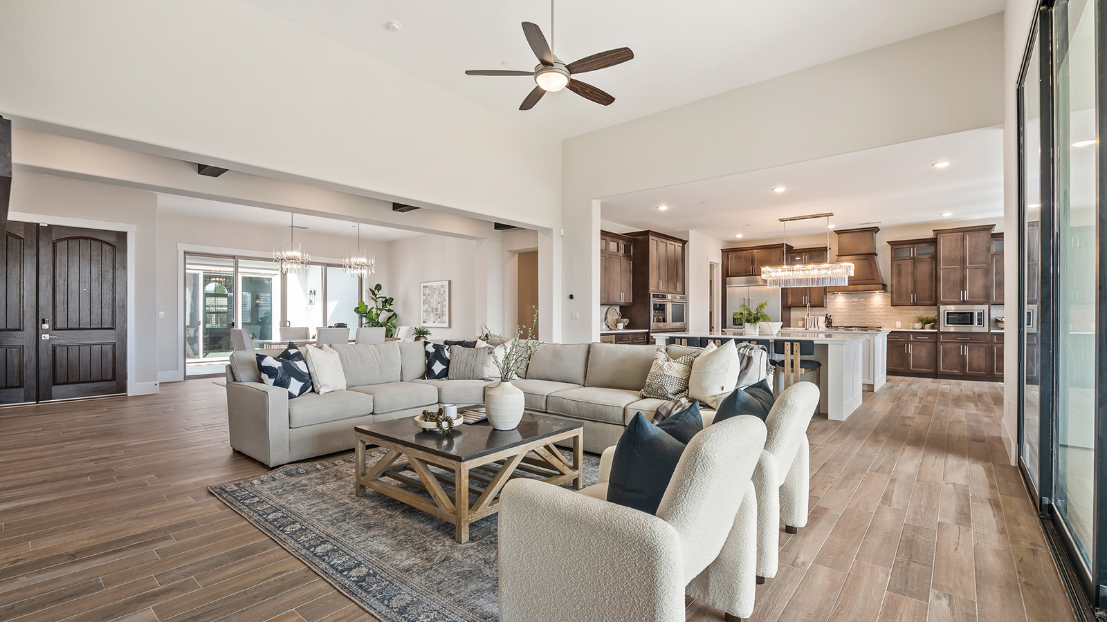 6389_lot40_greatroom03
