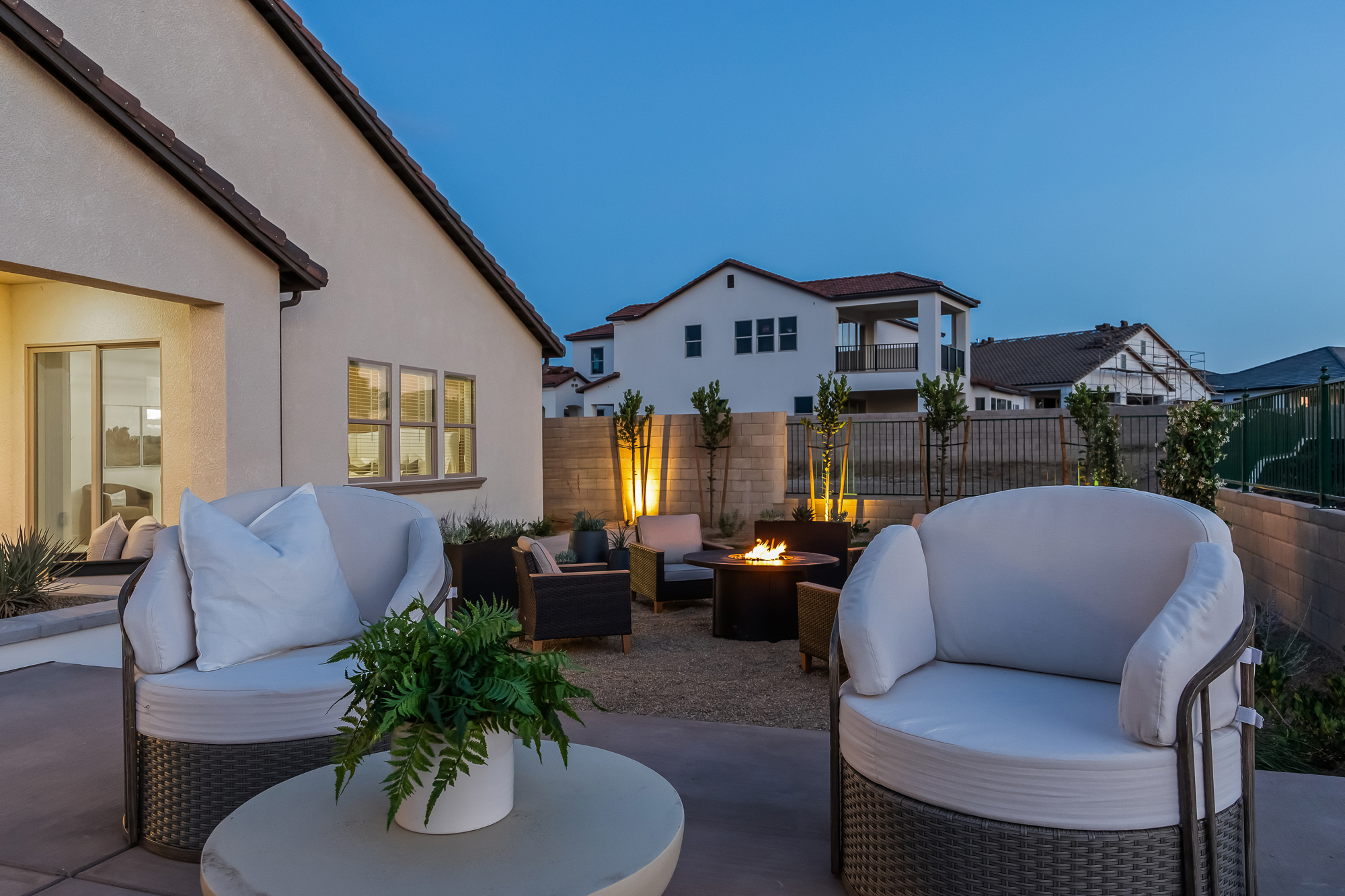 wide angle twilight shot of backyard