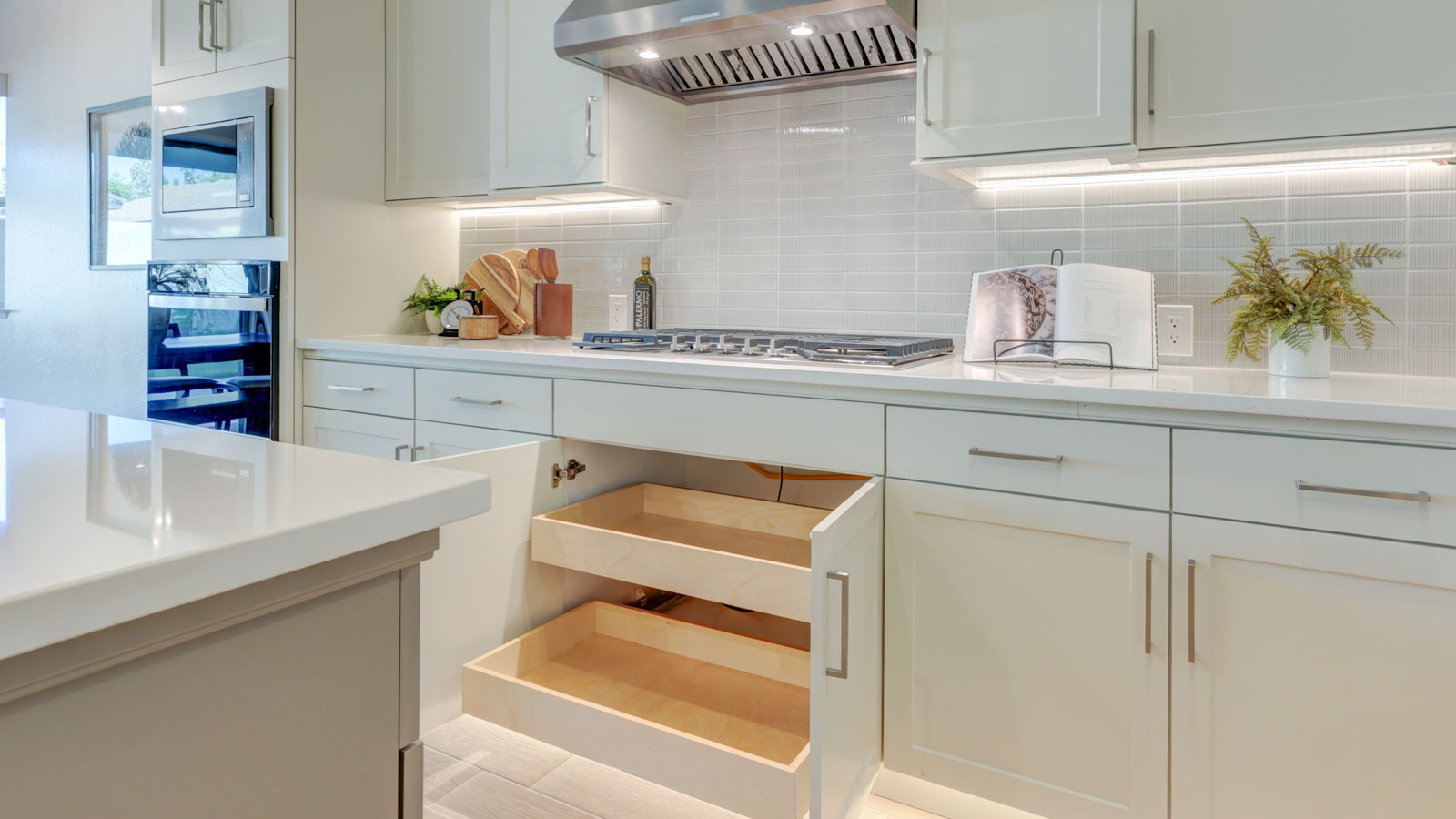 pull out doors below cooktop